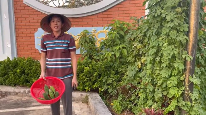 Hoài Linh đội nón lá hái khổ qua, đu đủ trong nhà thờ Tổ để mong 'hết khổ' 1 Hoài Linh đội nón lá hái khổ qua, đu đủ trong nhà thờ Tổ để mong 'hết khổ' 1