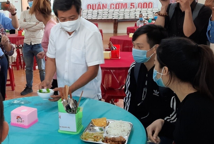 Danh tính vị đại gia chi 60 triệu 'thuê' ông Đoàn Ngọc Hải 30 phút làm bồi bàn phục vụ người nghèo 4 Danh tính vị đại gia chi 60 triệu 'thuê' ông Đoàn Ngọc Hải 30 phút làm bồi bàn phục vụ người nghèo 4