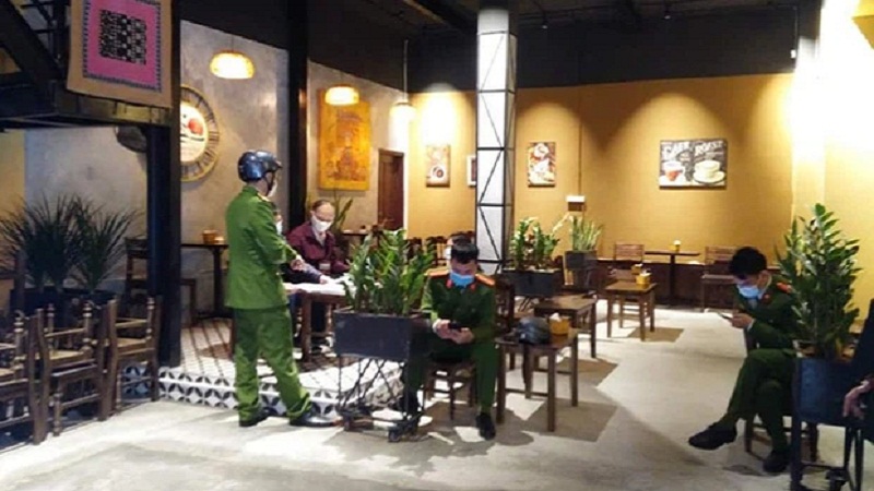 Hà Nội: Chủ quán cà phê và khách không tuân thủ phòng dịch bị xử phạt gần 100 triệu đồng 1 Hà Nội: Chủ quán cà phê và khách không tuân thủ phòng dịch bị xử phạt gần 100 triệu đồng 1