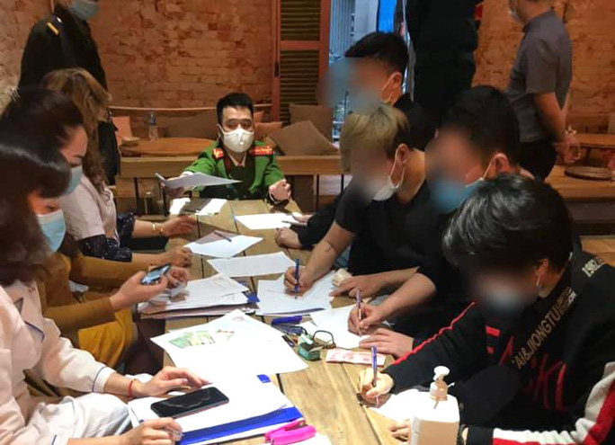 Hà Nội: Chủ quán cà phê và khách không tuân thủ phòng dịch bị xử phạt gần 100 triệu đồng 2 Hà Nội: Chủ quán cà phê và khách không tuân thủ phòng dịch bị xử phạt gần 100 triệu đồng 2
