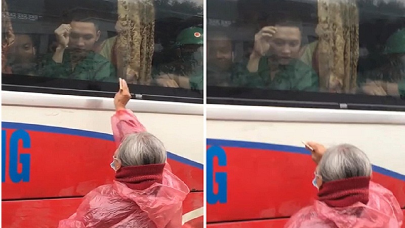 Nghẹn lòng clip bà mặc áo mưa, cố nhét ít tiền cho cháu trong ngày lên đường nhập ngũ 1 Nghẹn lòng clip bà mặc áo mưa, cố nhét ít tiền cho cháu trong ngày lên đường nhập ngũ 1