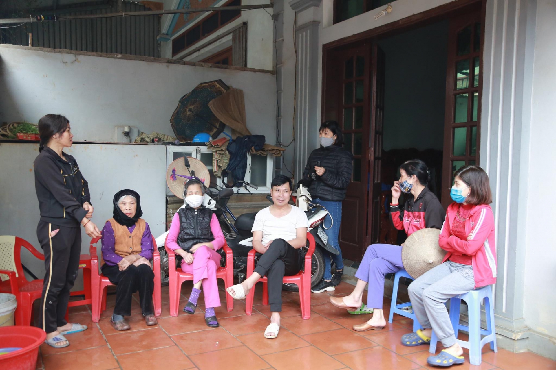 Lãnh đạo Hà Nội tặng bằng khen cho 'người vận chuyển' xả thân cứu bé gái rơi từ tầng 13 chung cư 2 Lãnh đạo Hà Nội tặng bằng khen cho 'người vận chuyển' xả thân cứu bé gái rơi từ tầng 13 chung cư 2
