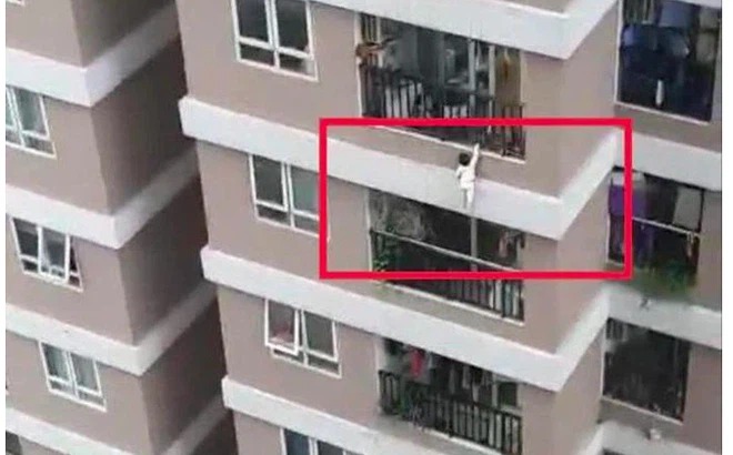 Vụ cháu bé rơi từ tầng 13 chung cư được 'người vận chuyển' giải cứu: Bố mẹ chỉ vừa rời mắt 3 Vụ cháu bé rơi từ tầng 13 chung cư được 'người vận chuyển' giải cứu: Bố mẹ chỉ vừa rời mắt 3