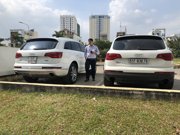 Vụ 2 'xế sang' Mercedes E300 trùng biển số lưu thông trên đường Hà Nội: Cục CSGT vào cuộc 2 Vụ 2 'xế sang' Mercedes E300 trùng biển số lưu thông trên đường Hà Nội: Cục CSGT vào cuộc 2