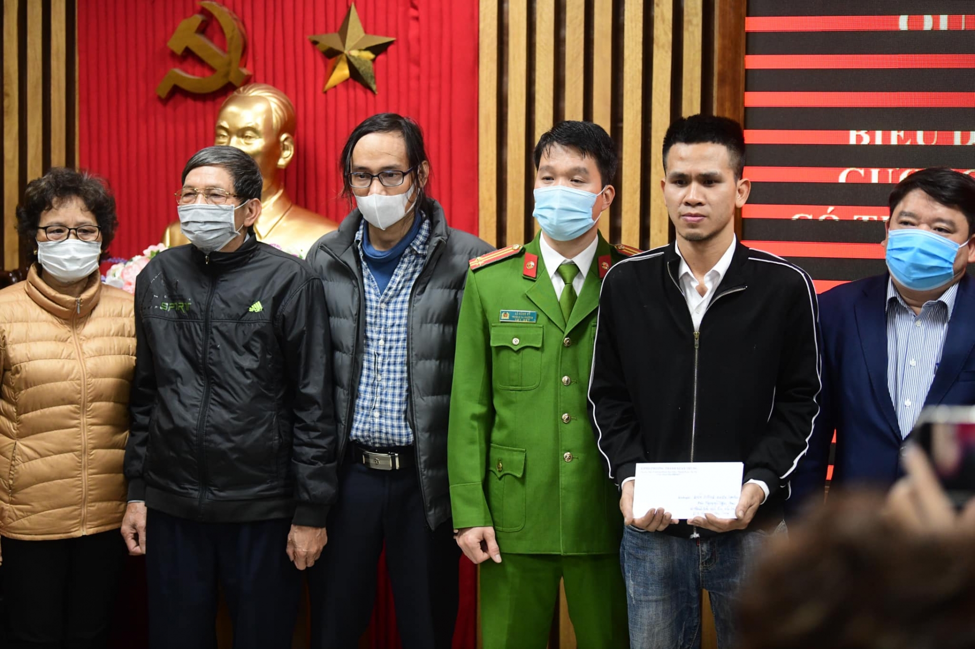 Thái Thùy Linh đáp trả quan điểm 'người vận chuyển' đỡ bé gái rơi từ tầng 13 đang bị tung hô thái quá 4 Thái Thùy Linh đáp trả quan điểm 'người vận chuyển' đỡ bé gái rơi từ tầng 13 đang bị tung hô thái quá 4