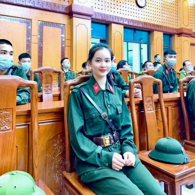 Nữ tân binh xinh như hot girl gây 'bão' mạng trong ngày lên đường nhập ngũ 1 Nữ tân binh xinh như hot girl gây 'bão' mạng trong ngày lên đường nhập ngũ 1