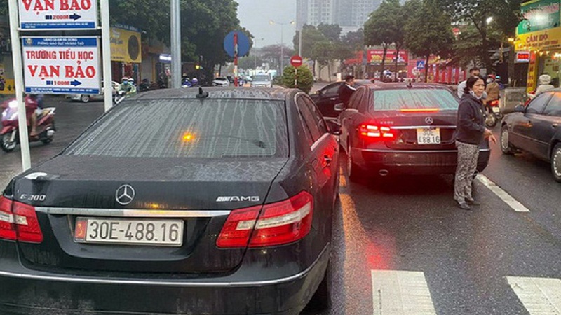 Vụ 2 'xế sang' Mercedes trùng BKS chạm mặt nhau ở Hà Nội: Chủ xe đeo biển giả bị xử lý thế nào? 1 Vụ 2 'xế sang' Mercedes trùng BKS chạm mặt nhau ở Hà Nội: Chủ xe đeo biển giả bị xử lý thế nào? 1
