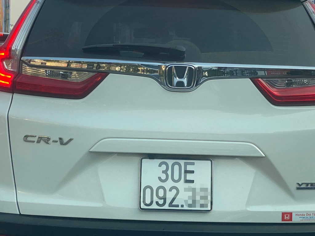 Vụ 2 'xế sang' Mercedes trùng BKS chạm mặt nhau ở Hà Nội: Chủ xe đeo biển giả bị xử lý thế nào? 2 Vụ 2 'xế sang' Mercedes trùng BKS chạm mặt nhau ở Hà Nội: Chủ xe đeo biển giả bị xử lý thế nào? 2