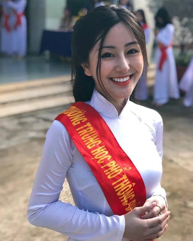 'Nữ thần học đường' được báo Trung tung hô chào cột mốc đặc biệt bằng bộ ảnh nhìn muốn vẹo cột sống 7 'Nữ thần học đường' được báo Trung tung hô chào cột mốc đặc biệt bằng bộ ảnh nhìn muốn vẹo cột sống 7