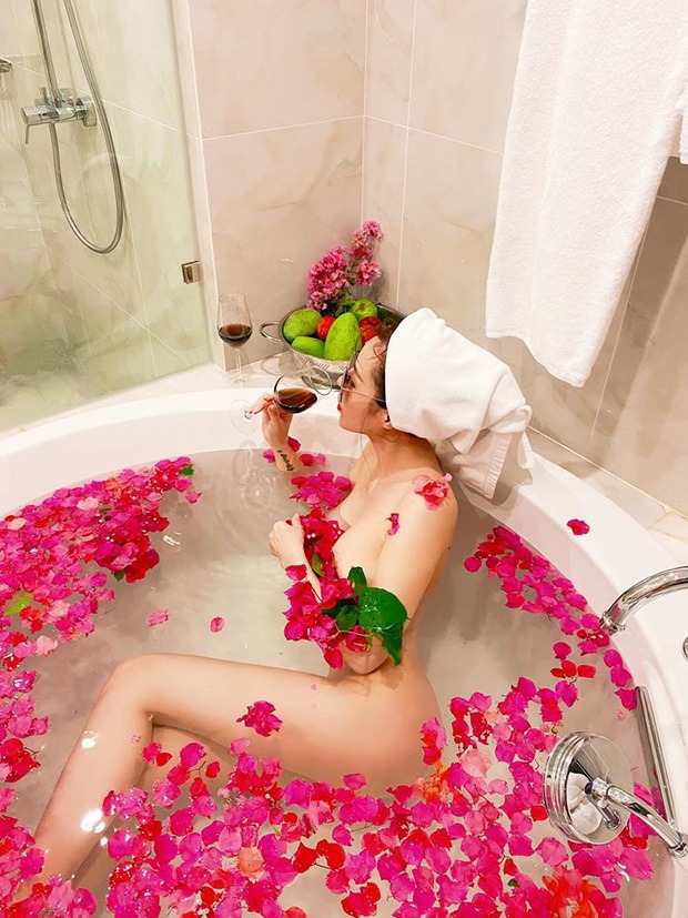 Quế Vân lại gây 'bão' mạng khi trút bỏ xiêm y khoe bụng bầu 5 tháng 5 Quế Vân lại gây 'bão' mạng khi trút bỏ xiêm y khoe bụng bầu 5 tháng 5