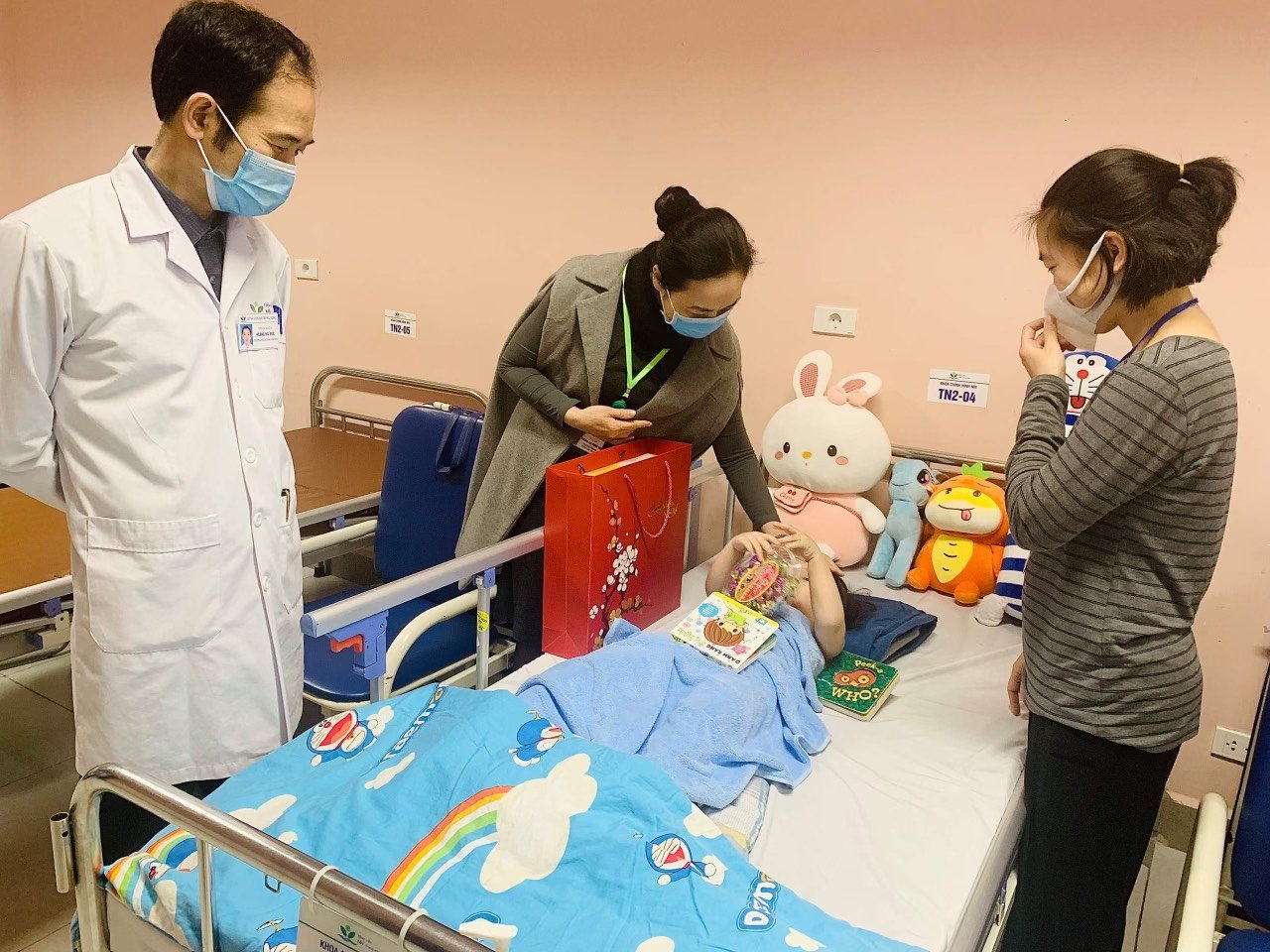 Bé gái rơi từ tầng 13 chung cư ở Hà Nội vui vẻ chào mọi người trong ngày xuất viện 2 Bé gái rơi từ tầng 13 chung cư ở Hà Nội vui vẻ chào mọi người trong ngày xuất viện 2