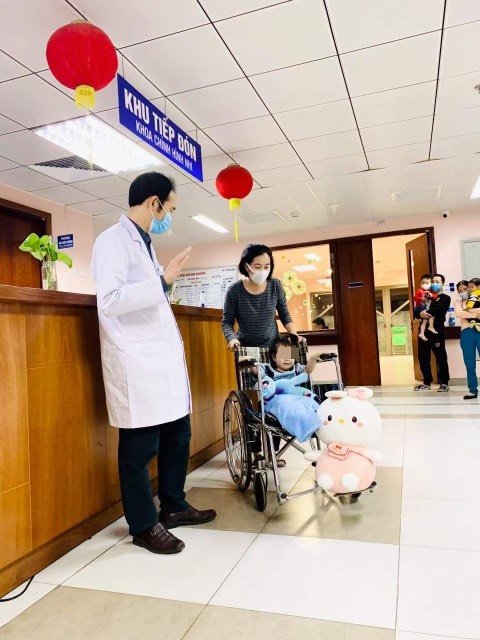 Bé gái rơi từ tầng 13 chung cư ở Hà Nội vui vẻ chào mọi người trong ngày xuất viện 1 Bé gái rơi từ tầng 13 chung cư ở Hà Nội vui vẻ chào mọi người trong ngày xuất viện 1