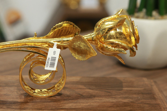 Đại gia Hải Phòng chi 330 triệu đồng mua hoa hồng đúc vàng làm quà tặng ngày 8/3 4 Đại gia Hải Phòng chi 330 triệu đồng mua hoa hồng đúc vàng làm quà tặng ngày 8/3 4