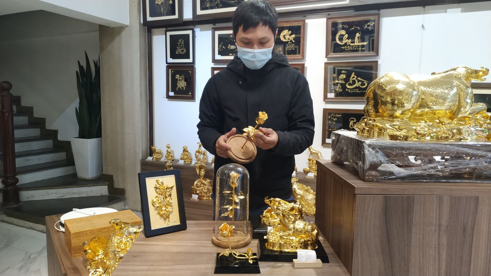 Đại gia Hải Phòng chi 330 triệu đồng mua hoa hồng đúc vàng làm quà tặng ngày 8/3 3 Đại gia Hải Phòng chi 330 triệu đồng mua hoa hồng đúc vàng làm quà tặng ngày 8/3 3