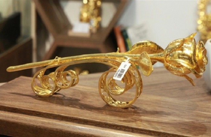 Đại gia Hải Phòng chi 330 triệu đồng mua hoa hồng đúc vàng làm quà tặng ngày 8/3 1 Đại gia Hải Phòng chi 330 triệu đồng mua hoa hồng đúc vàng làm quà tặng ngày 8/3 1
