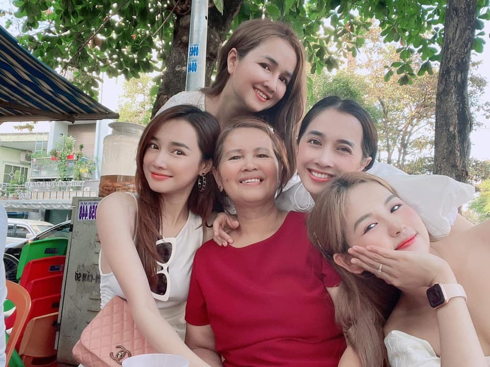 Trường Giang chiếm trọn spotlight khi xuất hiện bên 'hội phụ nữ' nhà vợ dịp 8/3 1 Trường Giang chiếm trọn spotlight khi xuất hiện bên 'hội phụ nữ' nhà vợ dịp 8/3 1