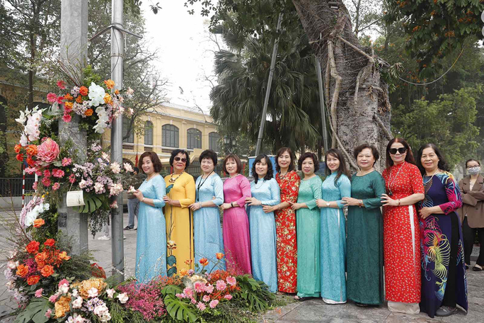 Hồng Diễm - Bảo Thanh nghĩ ra cách 'sống ảo' bên cột đèn hoa 8/3 mà không hề tốn sức 1 Hồng Diễm - Bảo Thanh nghĩ ra cách 'sống ảo' bên cột đèn hoa 8/3 mà không hề tốn sức 1