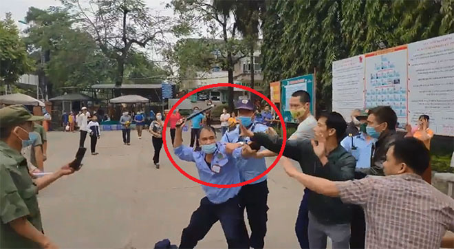 Công an Tuyên Quang thông tin vụ nhóm bảo vệ loạn đả với người nhà bệnh nhân chỉ vì chiếc khẩu trang 2 Công an Tuyên Quang thông tin vụ nhóm bảo vệ loạn đả với người nhà bệnh nhân chỉ vì chiếc khẩu trang 2