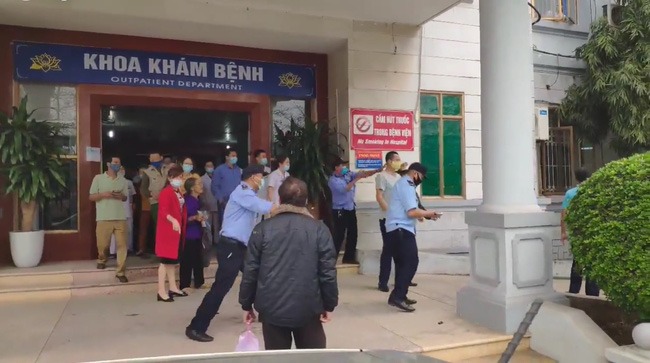 Công an Tuyên Quang thông tin vụ nhóm bảo vệ loạn đả với người nhà bệnh nhân chỉ vì chiếc khẩu trang 1 Công an Tuyên Quang thông tin vụ nhóm bảo vệ loạn đả với người nhà bệnh nhân chỉ vì chiếc khẩu trang 1
