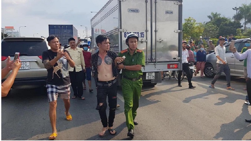 CSGT khống chế thanh niên điều khiển xe có biểu hiện ngáo đá, cầm dao cố thủ trong xe 3 CSGT khống chế thanh niên điều khiển xe có biểu hiện ngáo đá, cầm dao cố thủ trong xe 3
