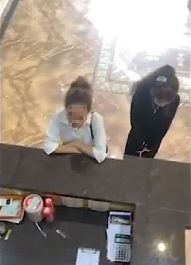 Chị chồng đến tận quán karaoke đánh ghen hộ em dâu, chỉ tay thẳng mặt em trai: 'Mày thích bật không?' 1 Chị chồng đến tận quán karaoke đánh ghen hộ em dâu, chỉ tay thẳng mặt em trai: 'Mày thích bật không?' 1