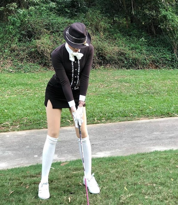 Á hậu Huyền My trong set trang phục golf vô cùng tinh tế, toát lên vẻ quý tộc. Á hậu Huyền My trong set trang phục golf vô cùng tinh tế, toát lên vẻ quý tộc.