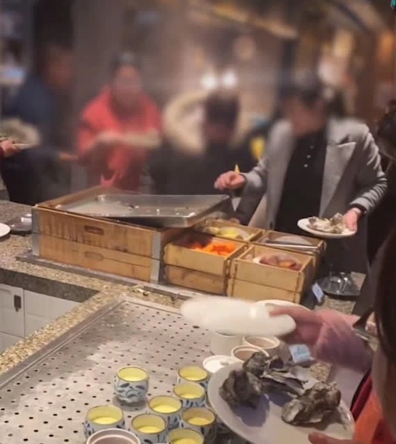 Thực khách ăn buffet tranh giành hàu hấp như 'hổ rình mồi' khiến đầu bếp đơ toàn tập 1 Thực khách ăn buffet tranh giành hàu hấp như 'hổ rình mồi' khiến đầu bếp đơ toàn tập 1