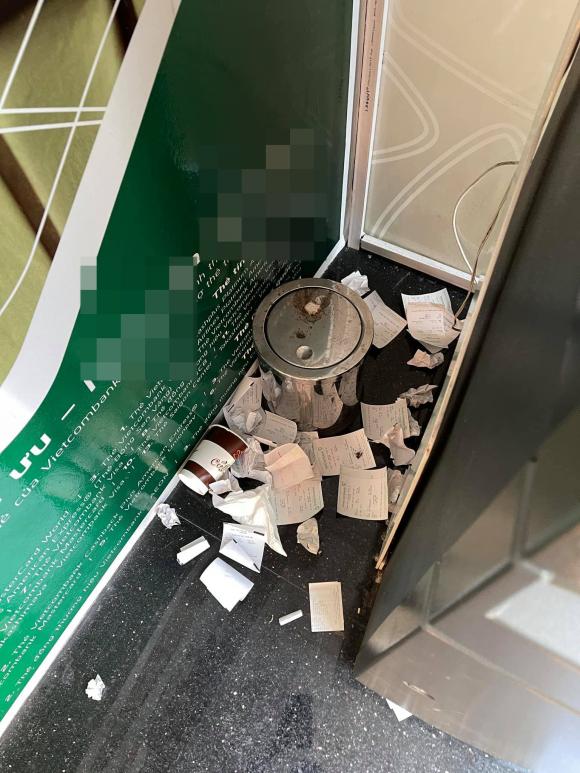 Thấy cảnh tượng chướng mắt ở cây ATM, cậu bé hơn 4 tuổi có hành động khiến nhiều người hổ thẹn 4 Thấy cảnh tượng chướng mắt ở cây ATM, cậu bé hơn 4 tuổi có hành động khiến nhiều người hổ thẹn 4