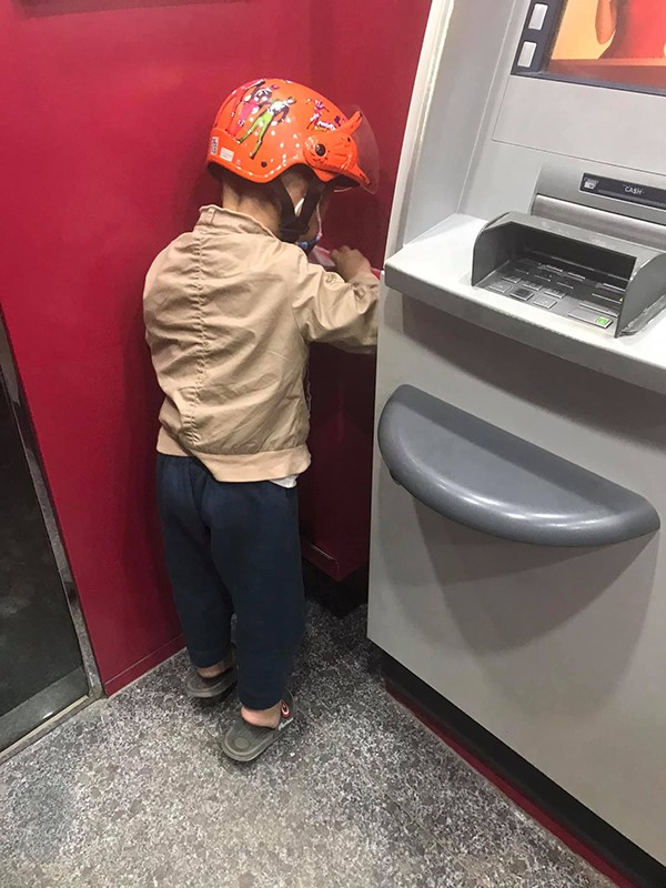 Thấy cảnh tượng chướng mắt ở cây ATM, cậu bé hơn 4 tuổi có hành động khiến nhiều người hổ thẹn 3