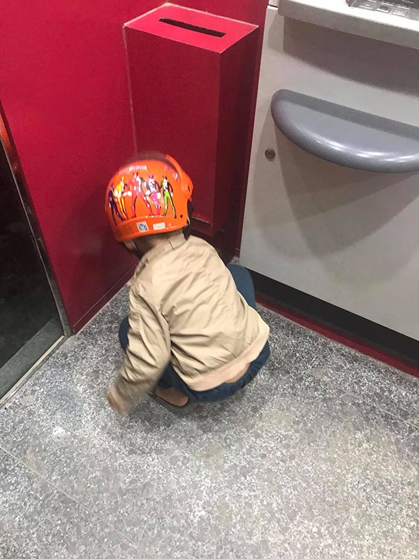Thấy cảnh tượng chướng mắt ở cây ATM, cậu bé hơn 4 tuổi có hành động khiến nhiều người hổ thẹn 1