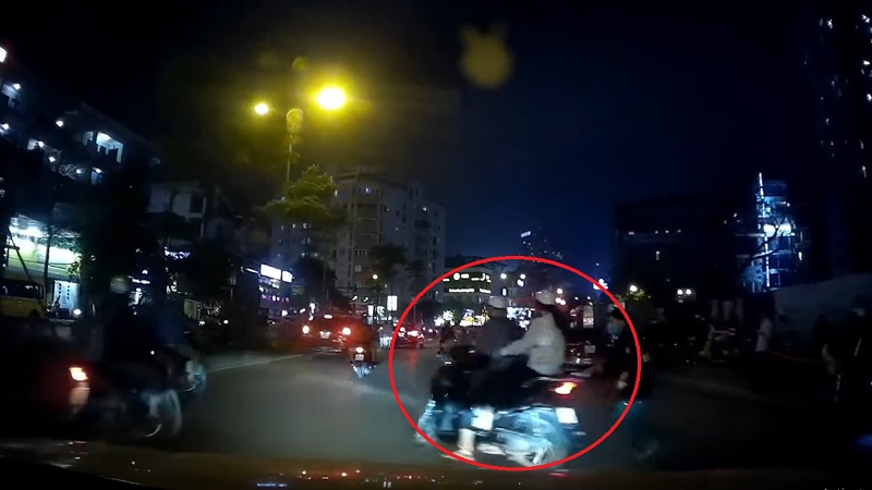 Liều mình 'thông chốt' 141, nam thanh niên suýt khiến bạn gái phải trả giá 1 Liều mình 'thông chốt' 141, nam thanh niên suýt khiến bạn gái phải trả giá 1