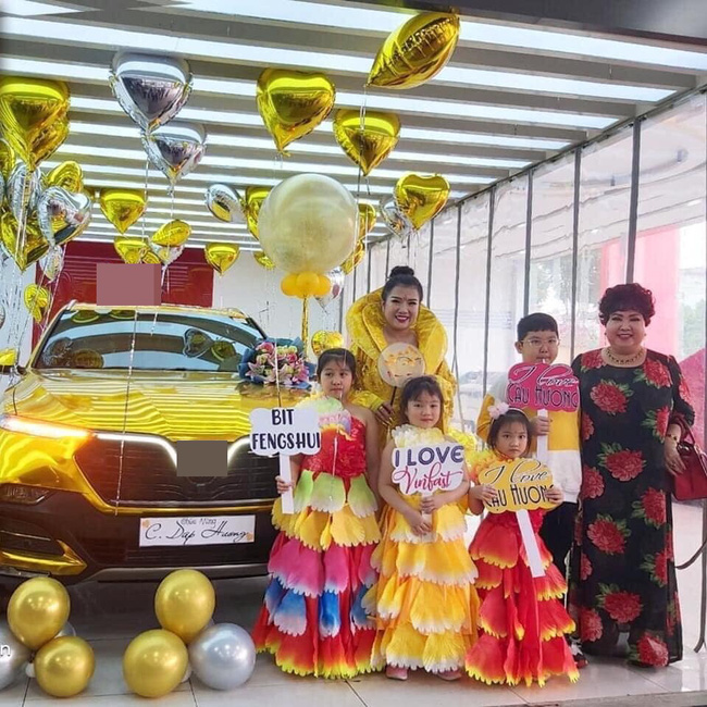 Màn nhận xe chói mắt nhất từ trước tới nay: Trang phục chủ nhân với 'xế hộp' phải ton sur ton mới chịu 3 Màn nhận xe chói mắt nhất từ trước tới nay: Trang phục chủ nhân với 'xế hộp' phải ton sur ton mới chịu 3