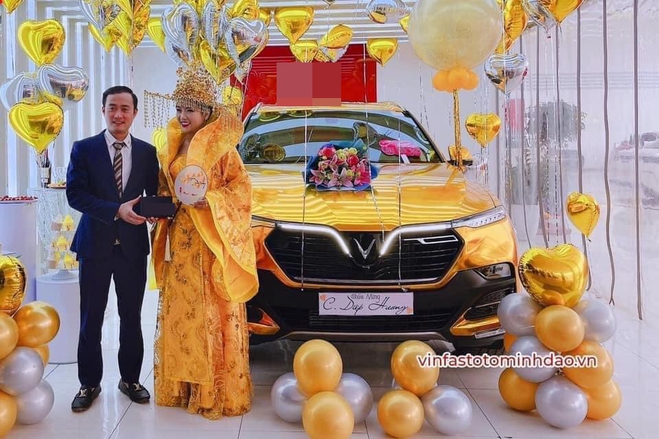 Màn nhận xe chói mắt nhất từ trước tới nay: Trang phục chủ nhân với 'xế hộp' phải ton sur ton mới chịu 2 Màn nhận xe chói mắt nhất từ trước tới nay: Trang phục chủ nhân với 'xế hộp' phải ton sur ton mới chịu 2
