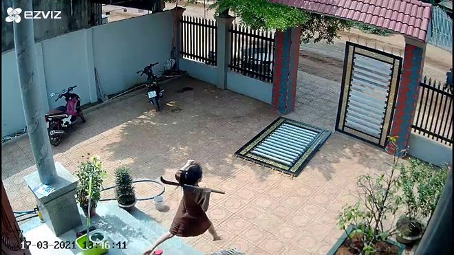 Vợ bầu 5 tháng vác rựa 'bay' ra đuổi trộm: Người chồng võ sư kể lại phút giáp mặt nhóm cướp 1 Vợ bầu 5 tháng vác rựa 'bay' ra đuổi trộm: Người chồng võ sư kể lại phút giáp mặt nhóm cướp 1