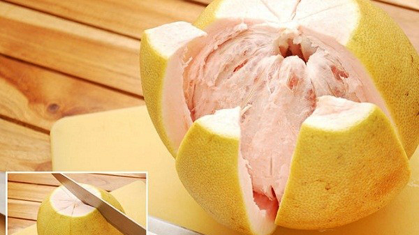 Nam đầu bếp chỉ cách gọt bưởi đúng chuẩn nhà hàng vừa sang trọng, vừa bắt mắt 3 Nam đầu bếp chỉ cách gọt bưởi đúng chuẩn nhà hàng vừa sang trọng, vừa bắt mắt 3