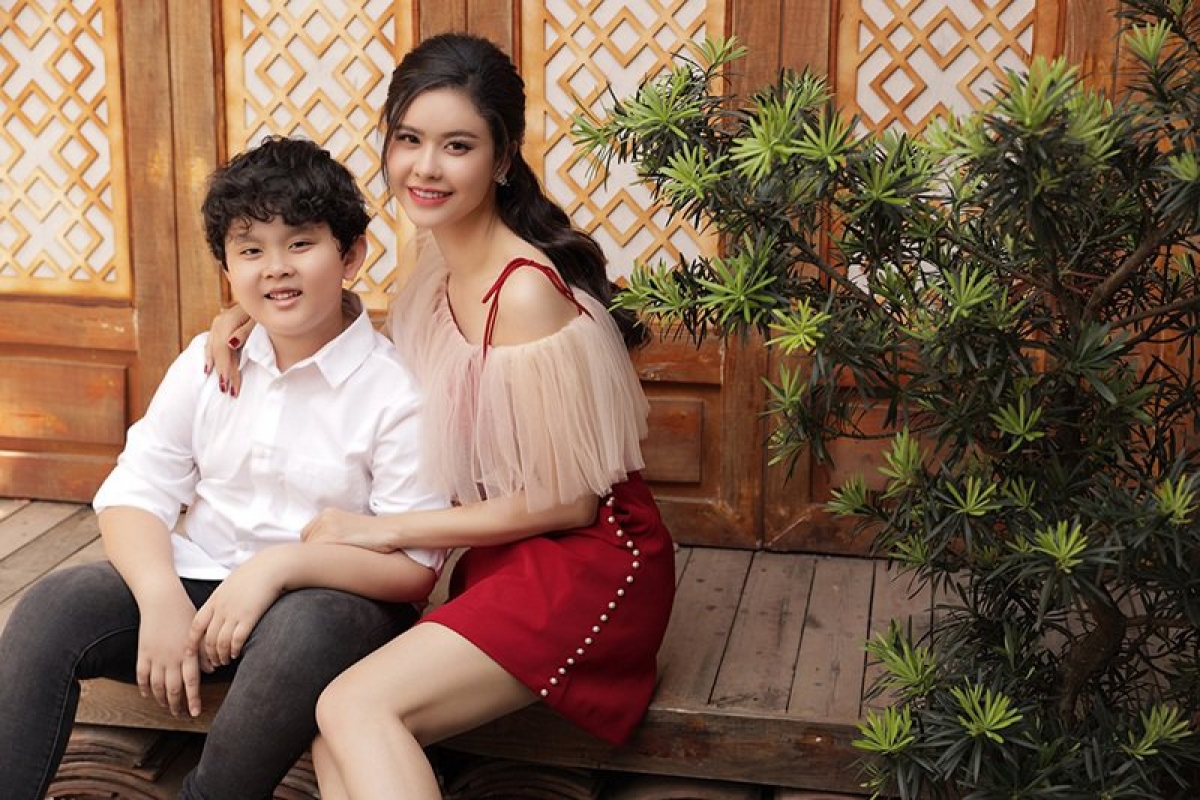 Trương Quỳnh Anh gian lận, cải trang cho con trai vào rạp xem 'Bố Già' lại còn 'vạch áo cho người xem lưng' 3 Trương Quỳnh Anh gian lận, cải trang cho con trai vào rạp xem 'Bố Già' lại còn 'vạch áo cho người xem lưng' 3