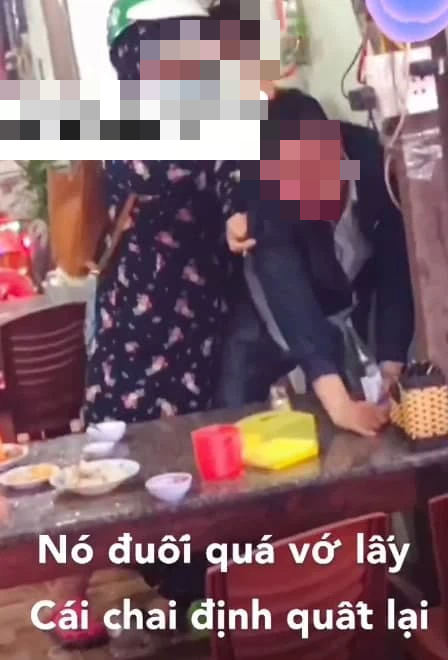 Thấy bồ nhí bị 'bốc mùi', người chồng lao vào tát vợ trước mặt con trai gây bức xúc 2 Thấy bồ nhí bị 'bốc mùi', người chồng lao vào tát vợ trước mặt con trai gây bức xúc 2