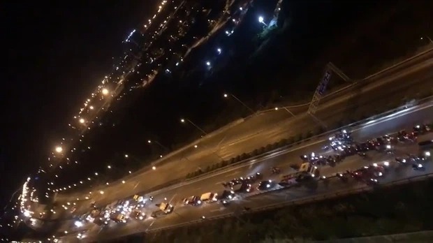 Hàng trăm 'quái xế' chặn phương tiện trên cao tốc để so kè tốc độ, gây náo loạn khu vực 1 Hàng trăm 'quái xế' chặn phương tiện trên cao tốc để so kè tốc độ, gây náo loạn khu vực 1
