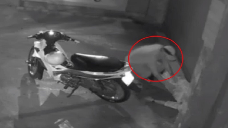 Nhậu say rồi ngủ trước cửa nhà, 'ma men' nhận ngay bài học nhớ đời 1 Nhậu say rồi ngủ trước cửa nhà, 'ma men' nhận ngay bài học nhớ đời 1