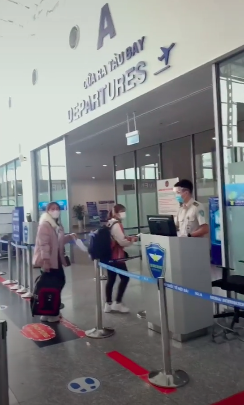 Mẹ tạm biệt con gái nhỏ đi xuất khẩu lao động, cả 2 òa khóc không muốn rời xa 2 Mẹ tạm biệt con gái nhỏ đi xuất khẩu lao động, cả 2 òa khóc không muốn rời xa 2