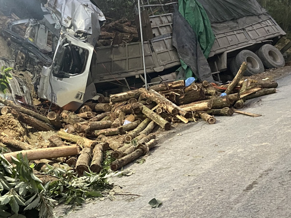 Thanh Hóa: Xe tải chở keo lật trong đêm, 7 phu gỗ thiệt mạng 2 Thanh Hóa: Xe tải chở keo lật trong đêm, 7 phu gỗ thiệt mạng 2