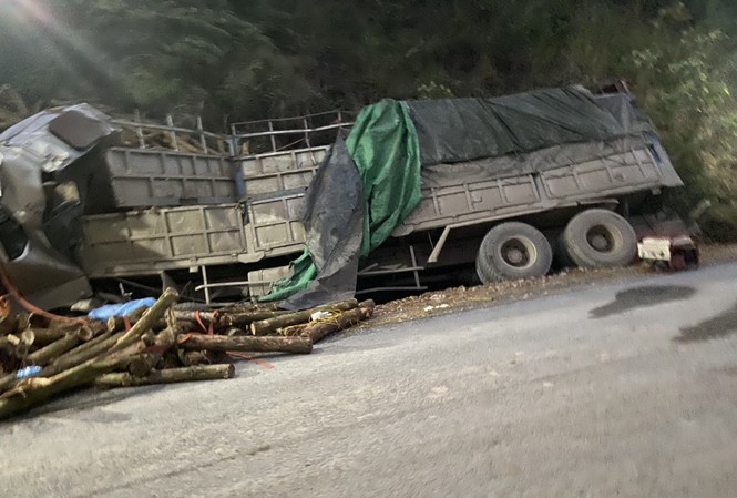 Thanh Hóa: Xe tải chở keo lật trong đêm, 7 phu gỗ thiệt mạng 1 Thanh Hóa: Xe tải chở keo lật trong đêm, 7 phu gỗ thiệt mạng 1