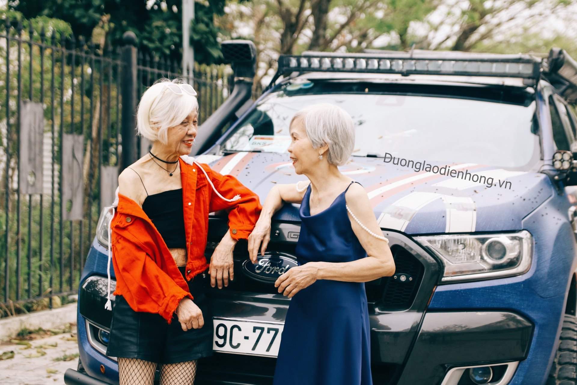 Hình ảnh và phong cách của 2 cụ bà Hà Thành sau khi được chia sẻ lên mạng xã hội đã nhanh chóng thu hút sự chú ý của cộng đồng mạng. Ảnh: FB Hình ảnh và phong cách của 2 cụ bà Hà Thành sau khi được chia sẻ lên mạng xã hội đã nhanh chóng thu hút sự chú ý của cộng đồng mạng. Ảnh: FB