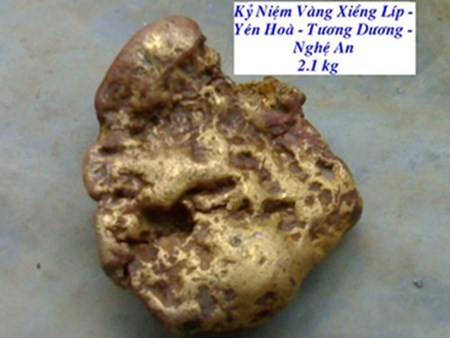 Tưởng là sắt vụn, chàng trai trẻ tuổi suýt vứt cục vàng 7 tỷ đồng vào thùng rác 2 Tưởng là sắt vụn, chàng trai trẻ tuổi suýt vứt cục vàng 7 tỷ đồng vào thùng rác 2