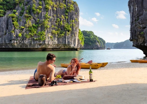 Nhờ việc kiểm soát tốt của Việt Nam đối với dịch bệnh, cơ hội và khả năng hoạt động trở lại bình thường sẽ nhanh hơn dự kiến. Nhờ việc kiểm soát tốt của Việt Nam đối với dịch bệnh, cơ hội và khả năng hoạt động trở lại bình thường sẽ nhanh hơn dự kiến.