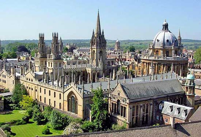 Đại học Oxford có cộng đồng sinh viên lên đến 22.000 người và điều hành Nhà xuất bản sinh viên lớn nhất Thế giới. Oxford là cái nôi đào tạo nhân tài nổi tiếng thế giới.