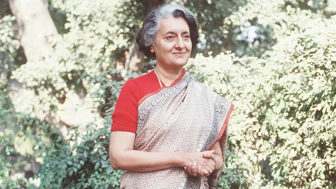 Bà Indira sinh năm 1917, trong một gia tộc danh giá ở miền Bắc Ấn Độ. Ông nội của bà là Modilal Nehru, một luật sư giàu có, nổi tiếng ở Allahabad, bang Uttar Pradesh và từng được Vua Anh mời tới diện kiến. Bà Indira sinh năm 1917, trong một gia tộc danh giá ở miền Bắc Ấn Độ. Ông nội của bà là Modilal Nehru, một luật sư giàu có, nổi tiếng ở Allahabad, bang Uttar Pradesh và từng được Vua Anh mời tới diện kiến.