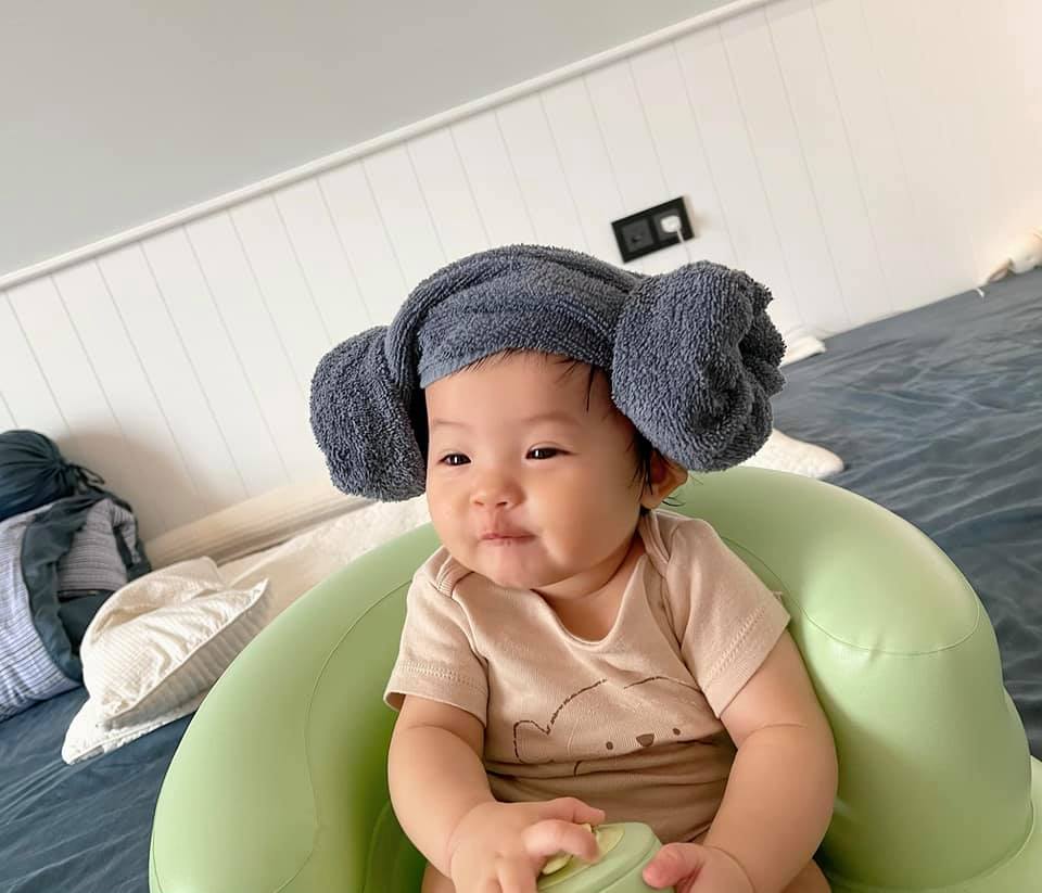 Cường Đô La bị con gái 'đè đầu cưỡi cổ' khiến dân tình vừa thương, vừa buồn cười 4 Cường Đô La bị con gái 'đè đầu cưỡi cổ' khiến dân tình vừa thương, vừa buồn cười 4