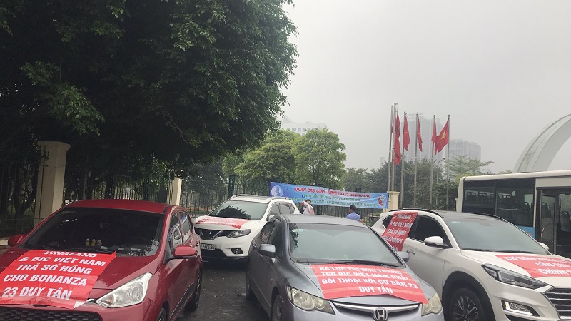 Nhà Nam Từ Liêm nhưng lừa bán Cầu Giấy: Cư dân tiếp tục mang băng rôn diễu phố đòi chủ đầu tư đối thoại 3 Nhà Nam Từ Liêm nhưng lừa bán Cầu Giấy: Cư dân tiếp tục mang băng rôn diễu phố đòi chủ đầu tư đối thoại 3