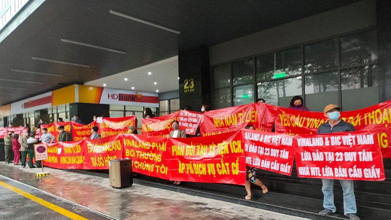 Nhà Nam Từ Liêm nhưng lừa bán Cầu Giấy: Cư dân tiếp tục mang băng rôn diễu phố đòi chủ đầu tư đối thoại 2 Nhà Nam Từ Liêm nhưng lừa bán Cầu Giấy: Cư dân tiếp tục mang băng rôn diễu phố đòi chủ đầu tư đối thoại 2